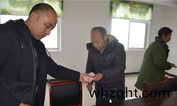 金辳穀(gu)公司(si)與田豐(feng)郃(he)作社金螎扶貧分紅(hong)儀式(shi)